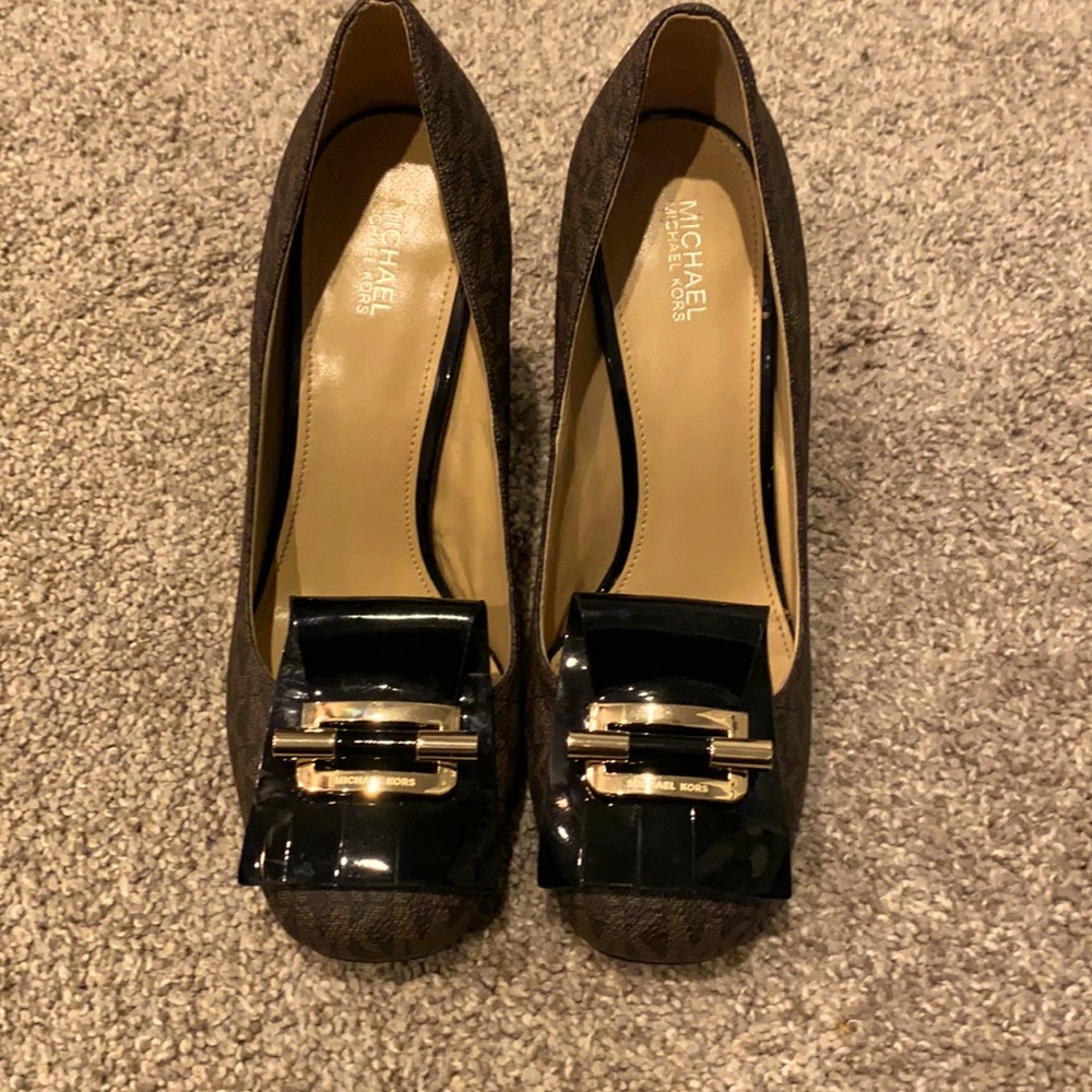Michael Kors Buckled Pump size 7